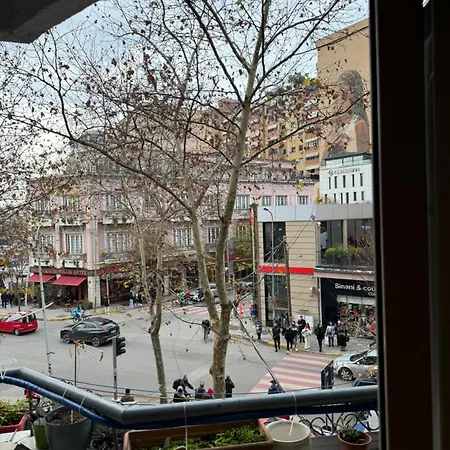 Centre Lions Gate 10 Τίρανα