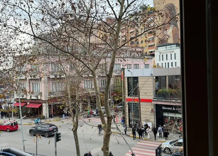 Centre Lions Gate 10 Tirana